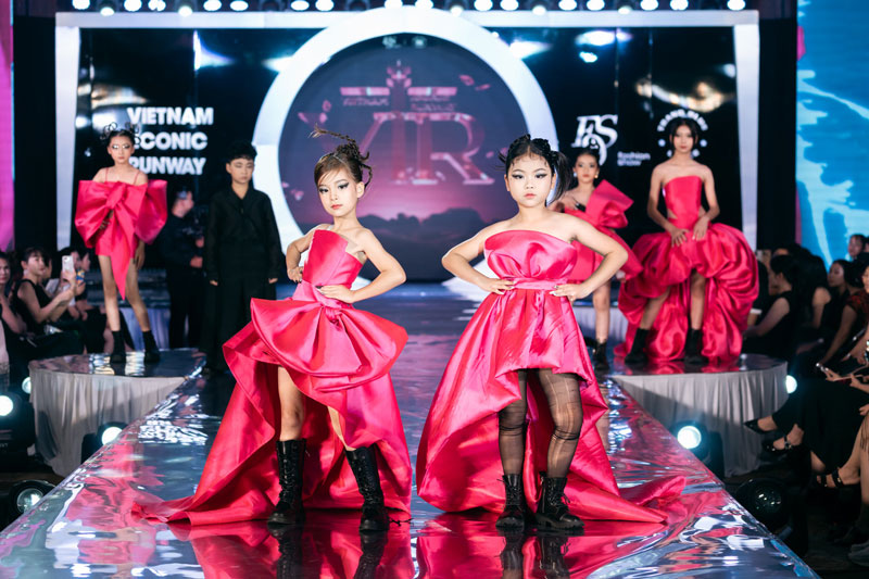 Vietnam Iconic Runway: Show diễn thời trang bùng nổ của 100 mẫu nhí